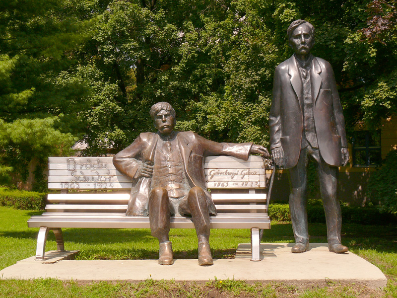 File:Eger – Érsekkert – Bródy–Gárdonyi Statue 02.jpg