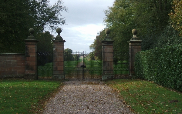 File:Entrance gates to Chillington Hall - geograph.org.uk - 276766.jpg