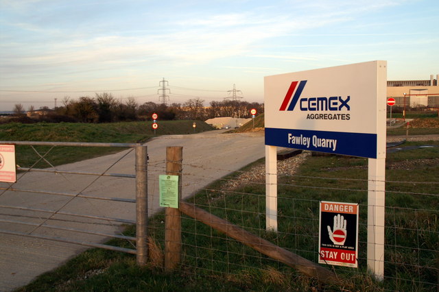 File:Entrance to Fawley Quarry - geograph.org.uk - 859824.jpg