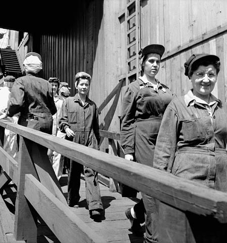 File:Female shipyard returning to work.jpg