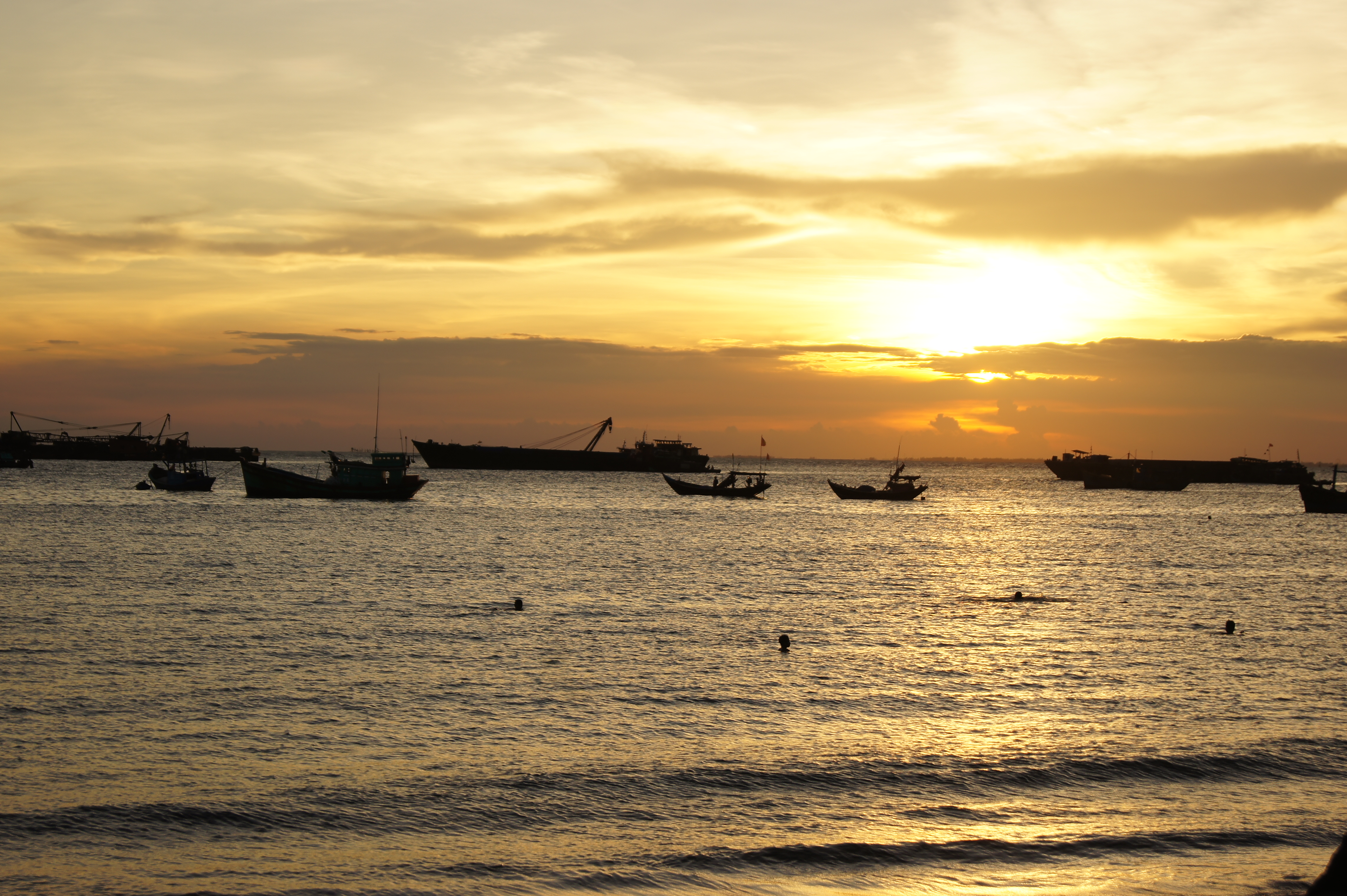 Khám phá Vũng Tàu - một thành phố du lịch biển nổi tiếng trong nước với hệ thống bãi biển tuyệt đẹp và đầy phong cảnh. Cùng xem hình ảnh của Vũng Tàu để tìm thấy sức hút của nó!
