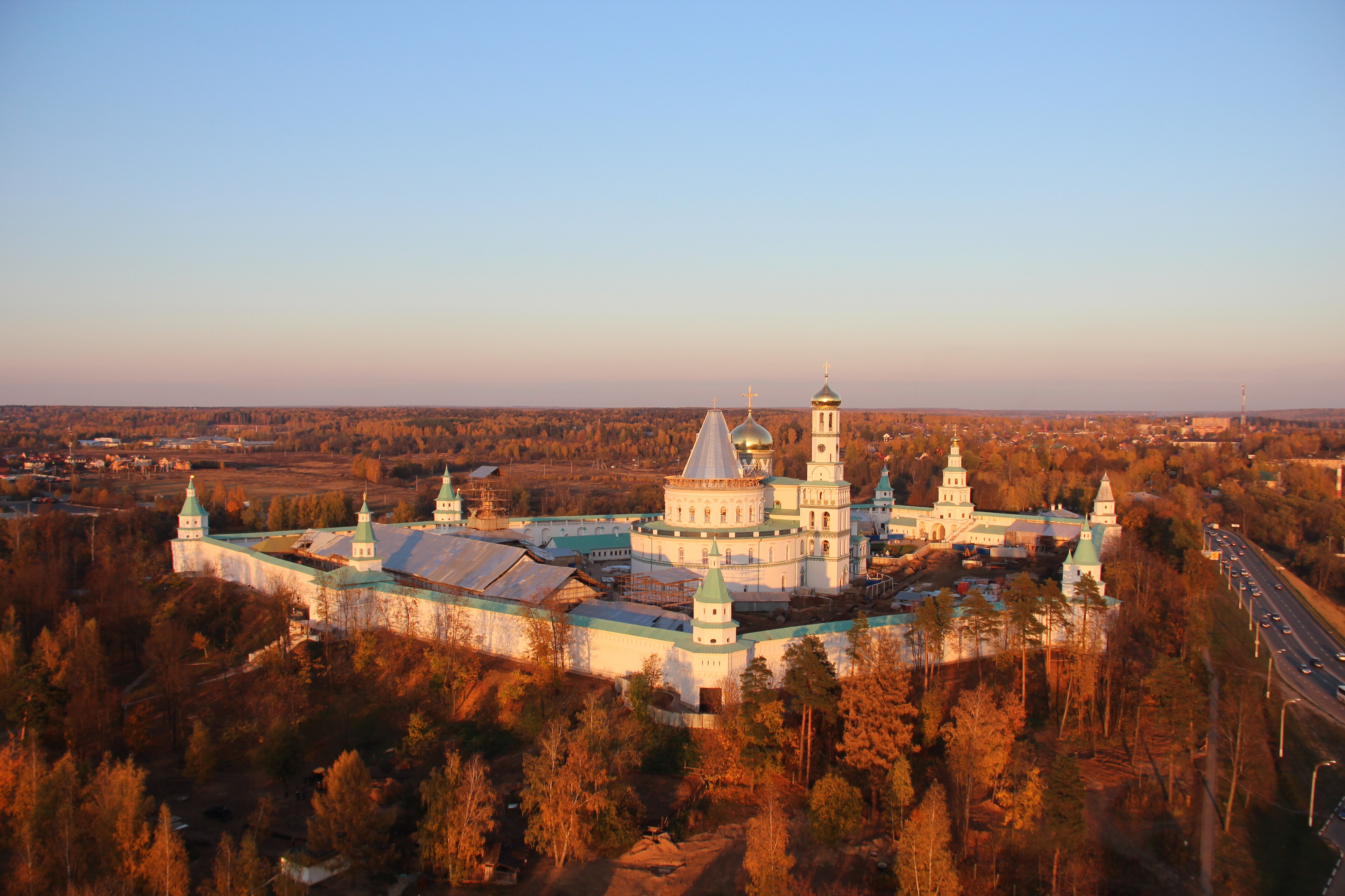 Московская область сегодня. Город Истра Московская область. Иосифо-Волоцкий монастырь. Монастир в городе Истра. Истра виды.