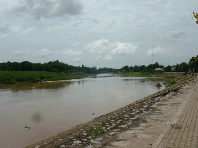 File:Nan River at Wat Tha Luang.jpg