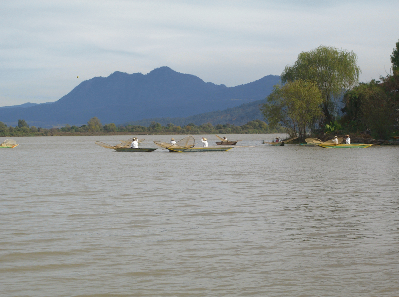 File:Pátzcuaro-Trad-Fishing.jpg