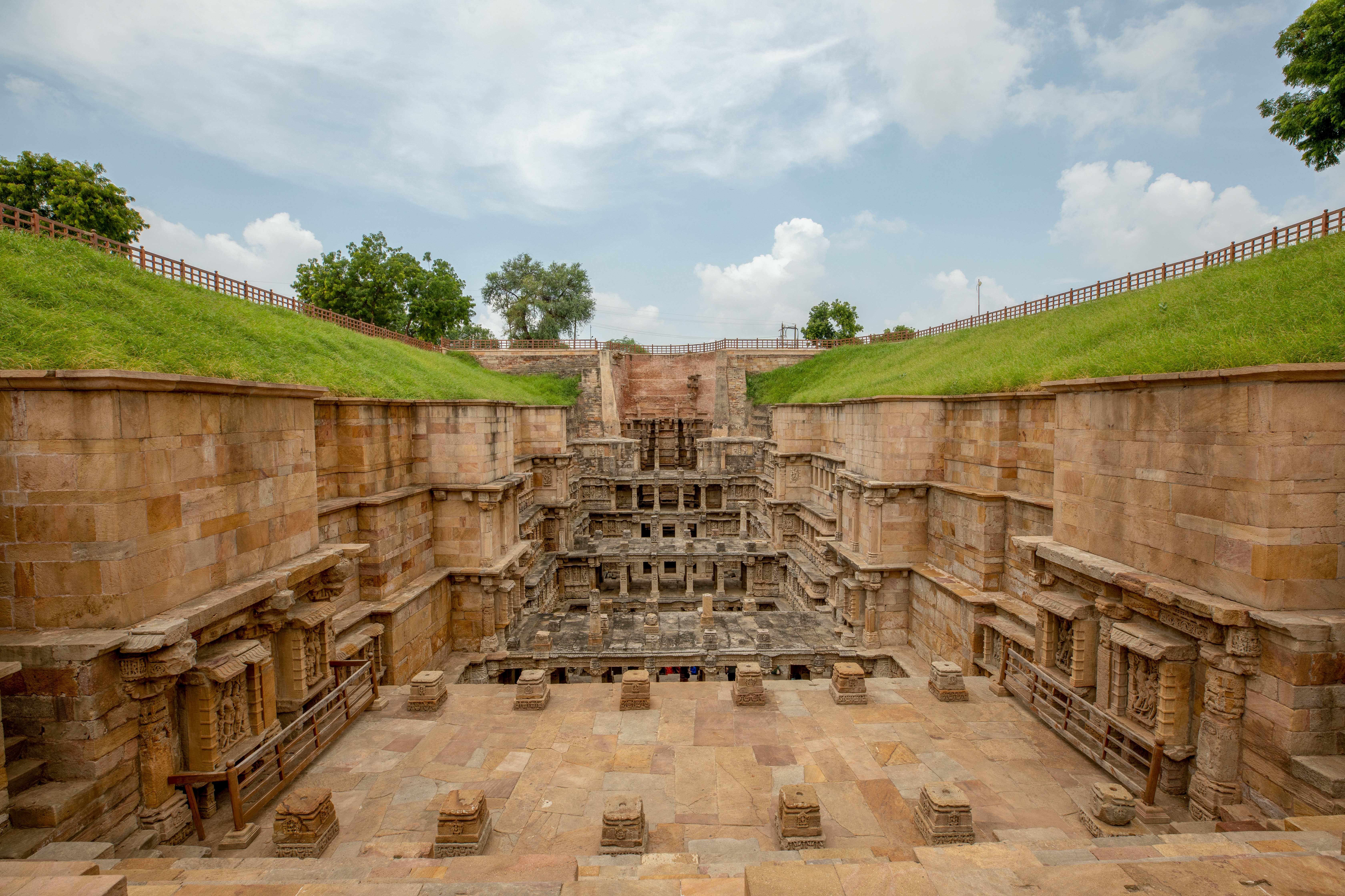 Г рани. Rani ki Vav.