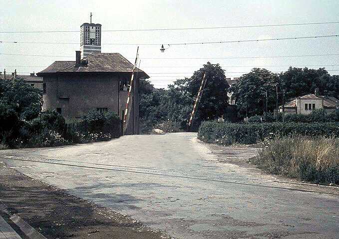 File:Schleppbahn Liesing Querung Parschegasse, um 1960.jpg