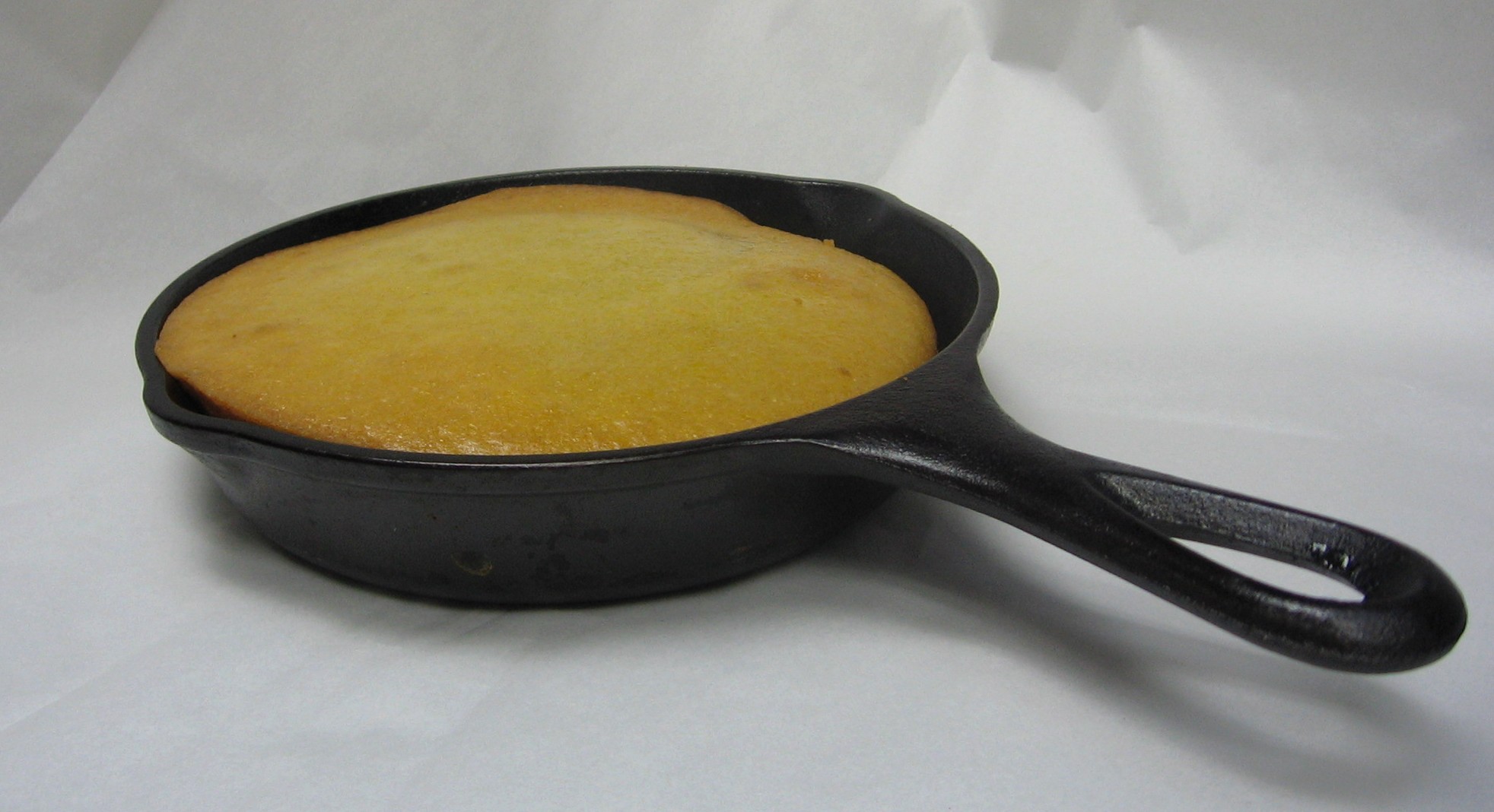 https://upload.wikimedia.org/wikipedia/commons/8/85/Skillet_cornbread_1.jpg