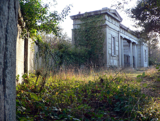 File:The Gatehouse at Stover - geograph.org.uk - 1070048.jpg