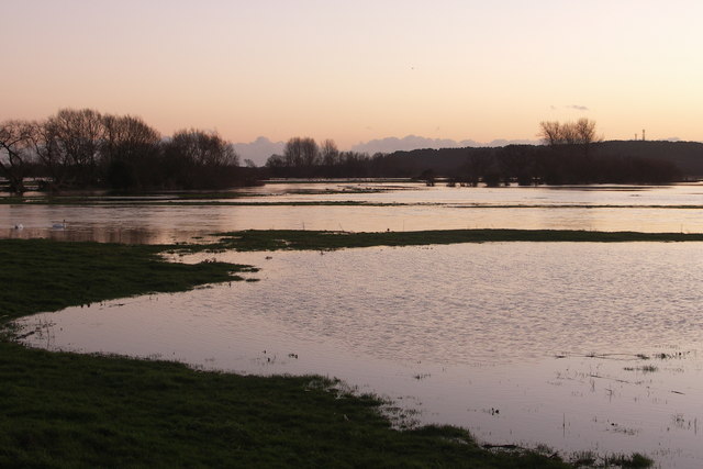 File:The River Avon in Flood - geograph.org.uk - 374771.jpg