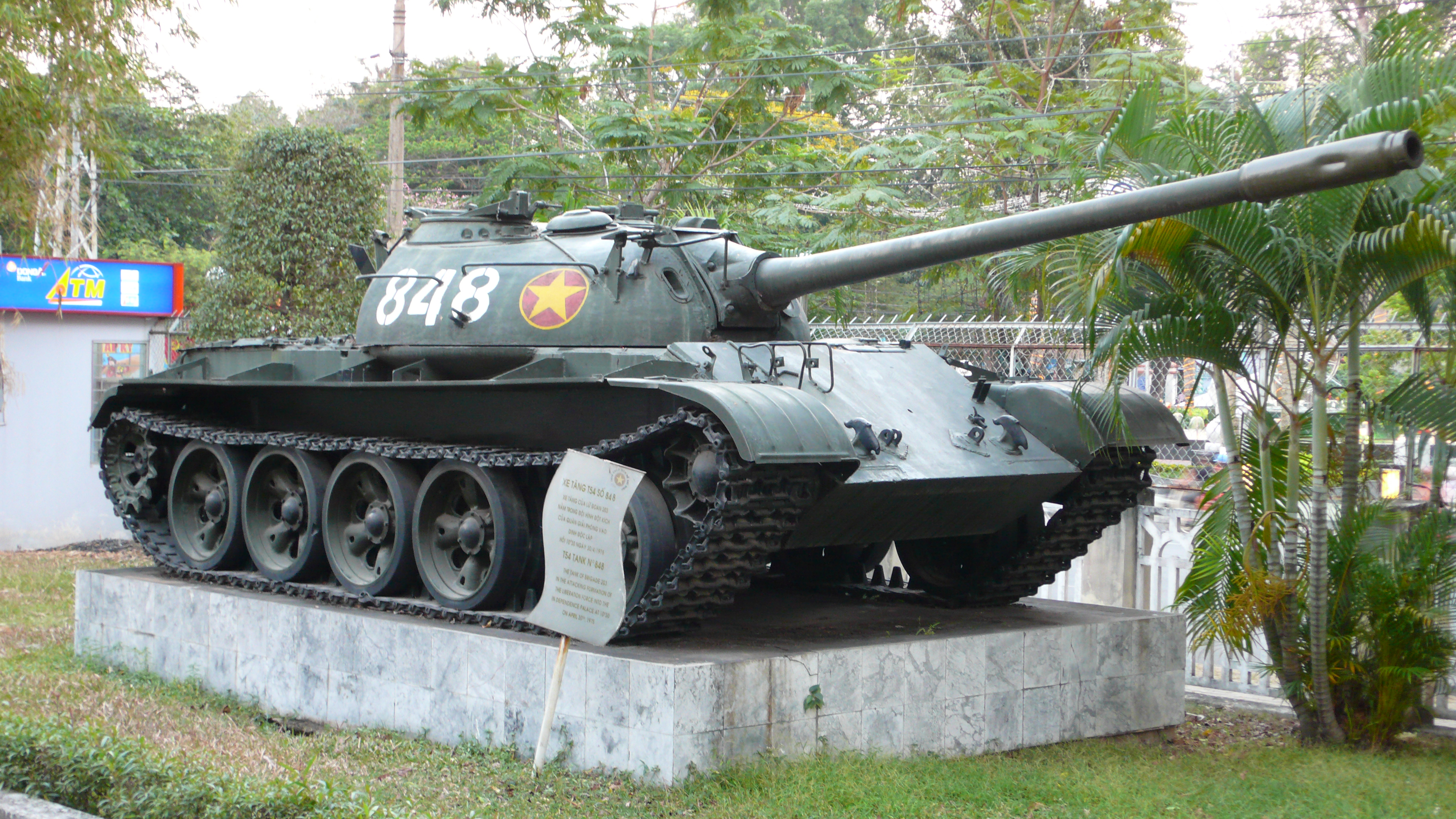 T-54A: Chiếc xe tăng T-54A nổi tiếng là biểu tượng của khối phía Đông trong thời Chiến tranh Lạnh. Hình ảnh của chiếc xe tăng này sẽ khiến bạn thấy được sự uy lực và thánh chiến trong những trận đánh.