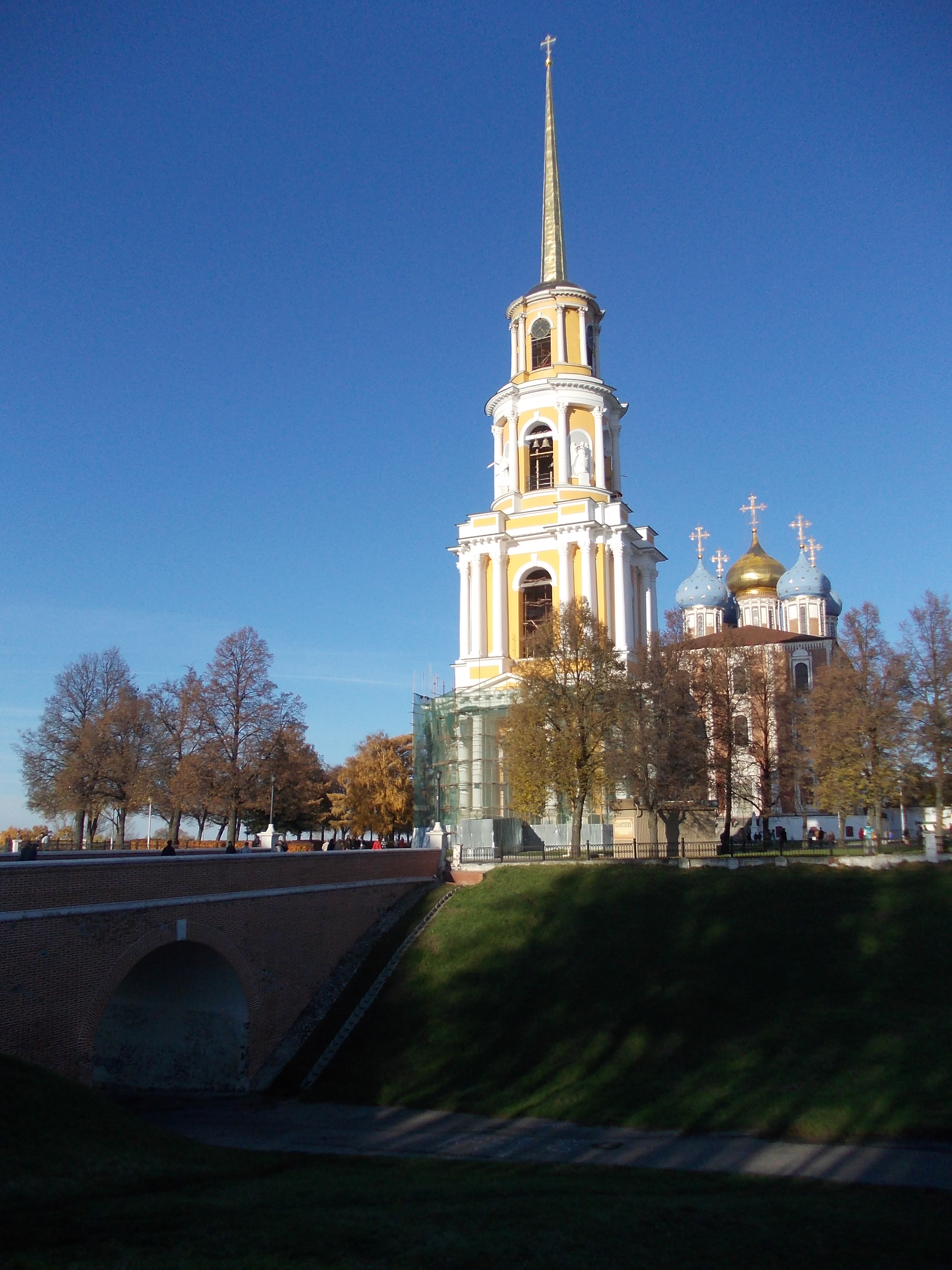 Своя колокольня рязань. Аллея перед колокольней Рязанского Кремля. Сколько метров в колокольне Рязанском Кремле.