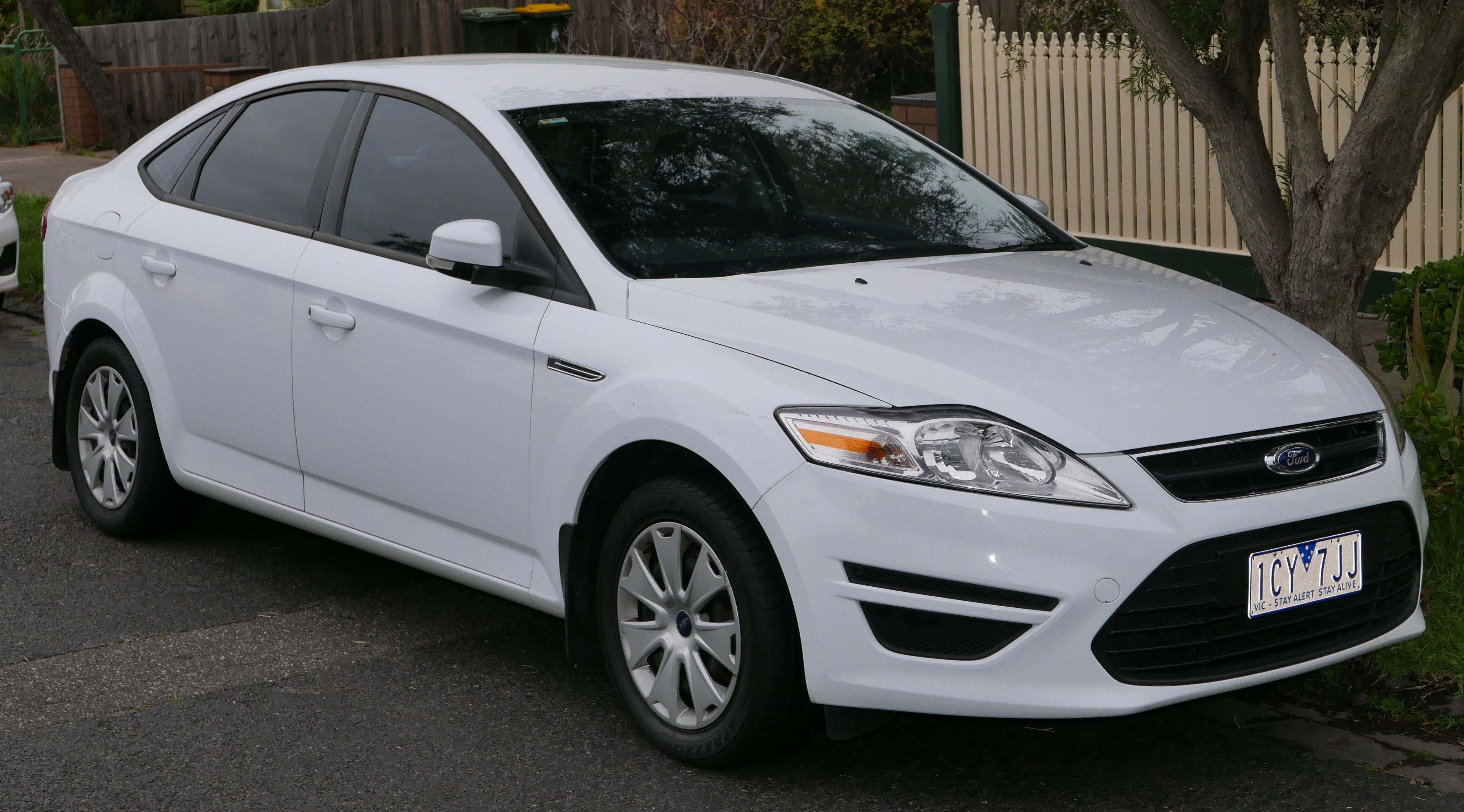 File:2011 Ford Mondeo (MC) LX hatchback (2015-07-14) 01 ...