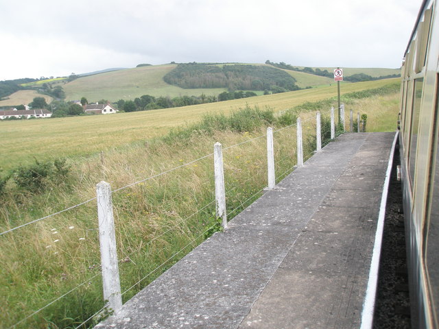 File:A rare stop at Doniford Halt - geograph.org.uk - 940729.jpg