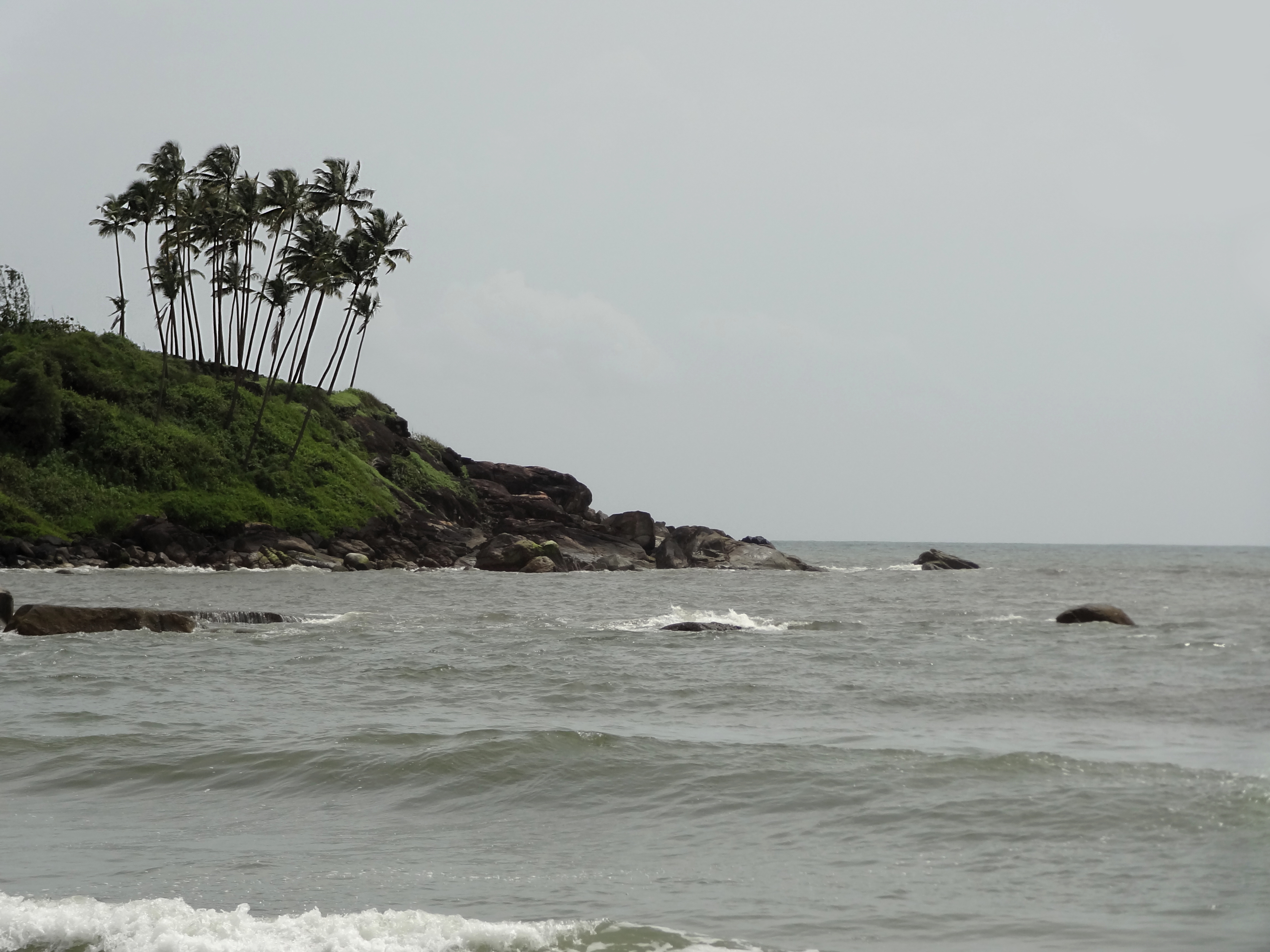 https://upload.wikimedia.org/wikipedia/commons/8/86/Arabian_Sea_in_Goa-_India.JPG