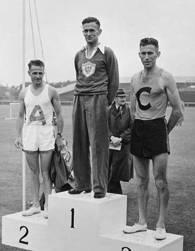 Bromley (centre) at the 1949 national marathon championships