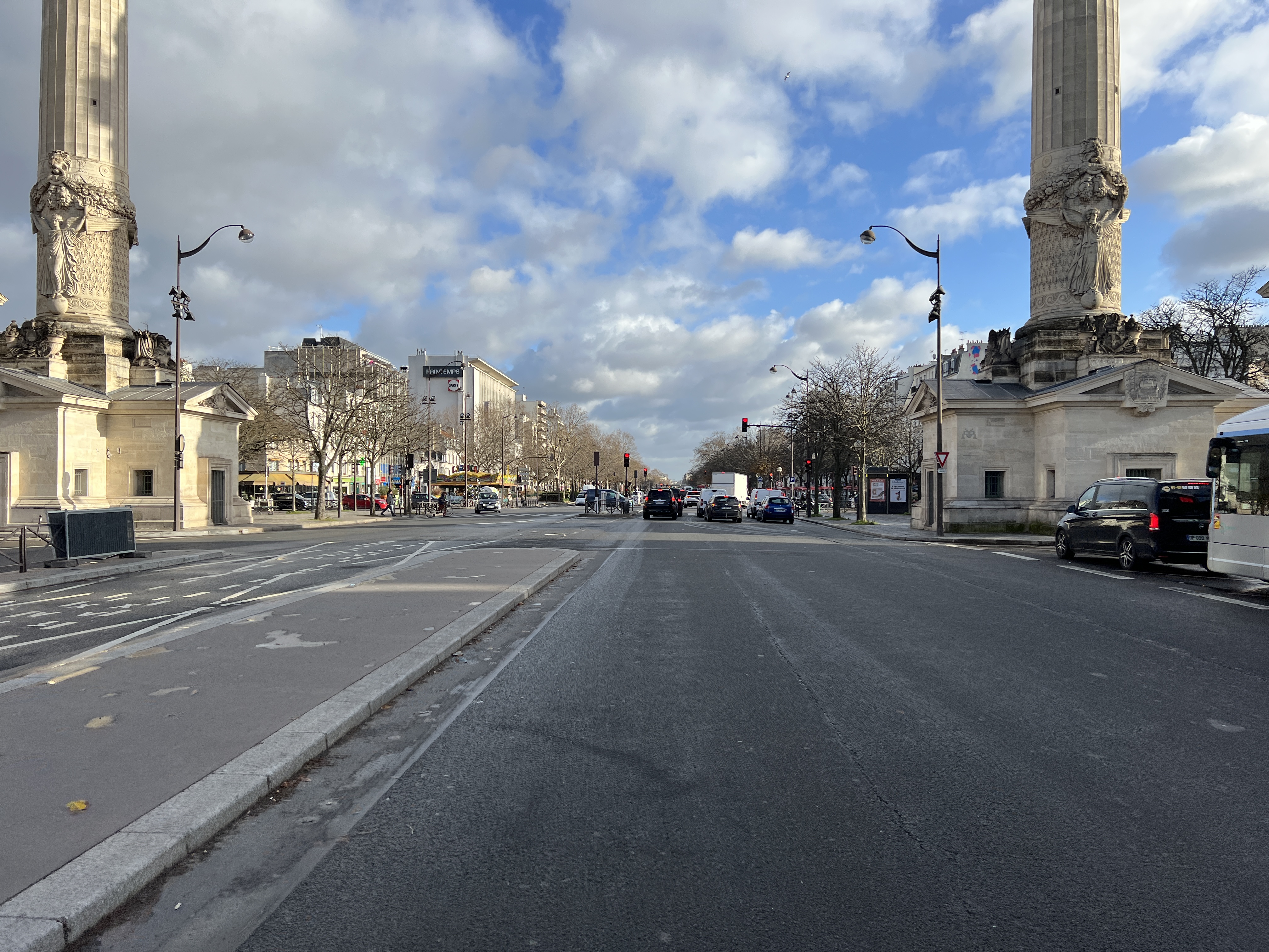 Paris 12. Бари набережная. Набережная Бари Италия фото. Улицы города Бари в Италии. Город Бари земли.