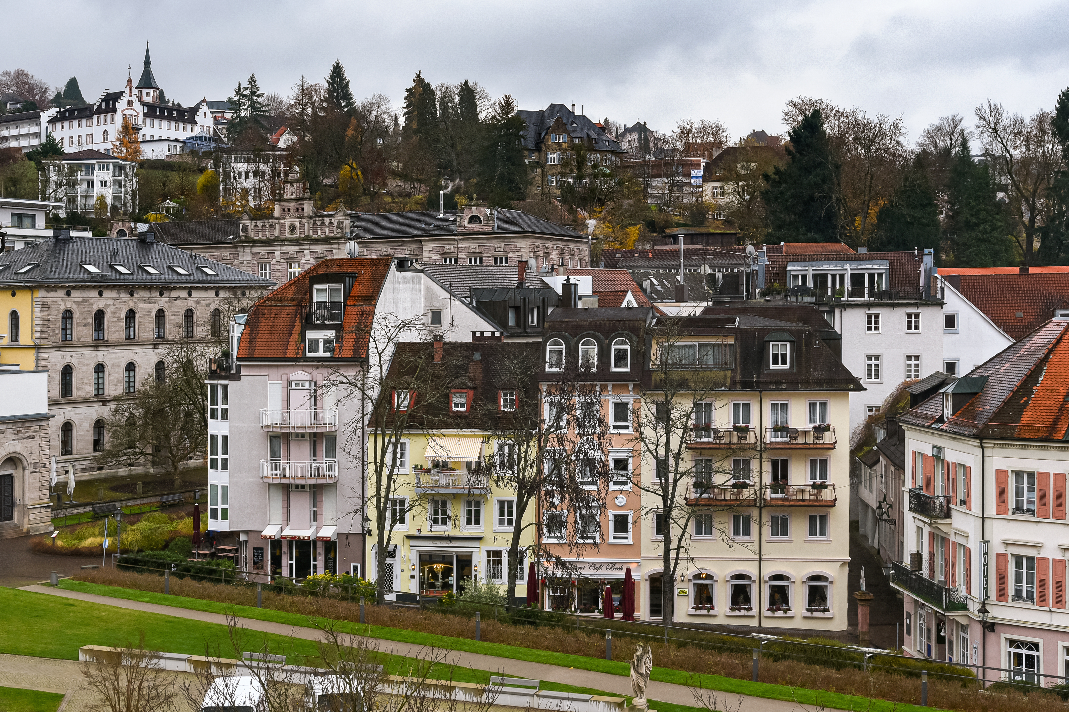 File:Parkuhren im Bäderviertel in Baden-Baden.JPG - Wikimedia Commons