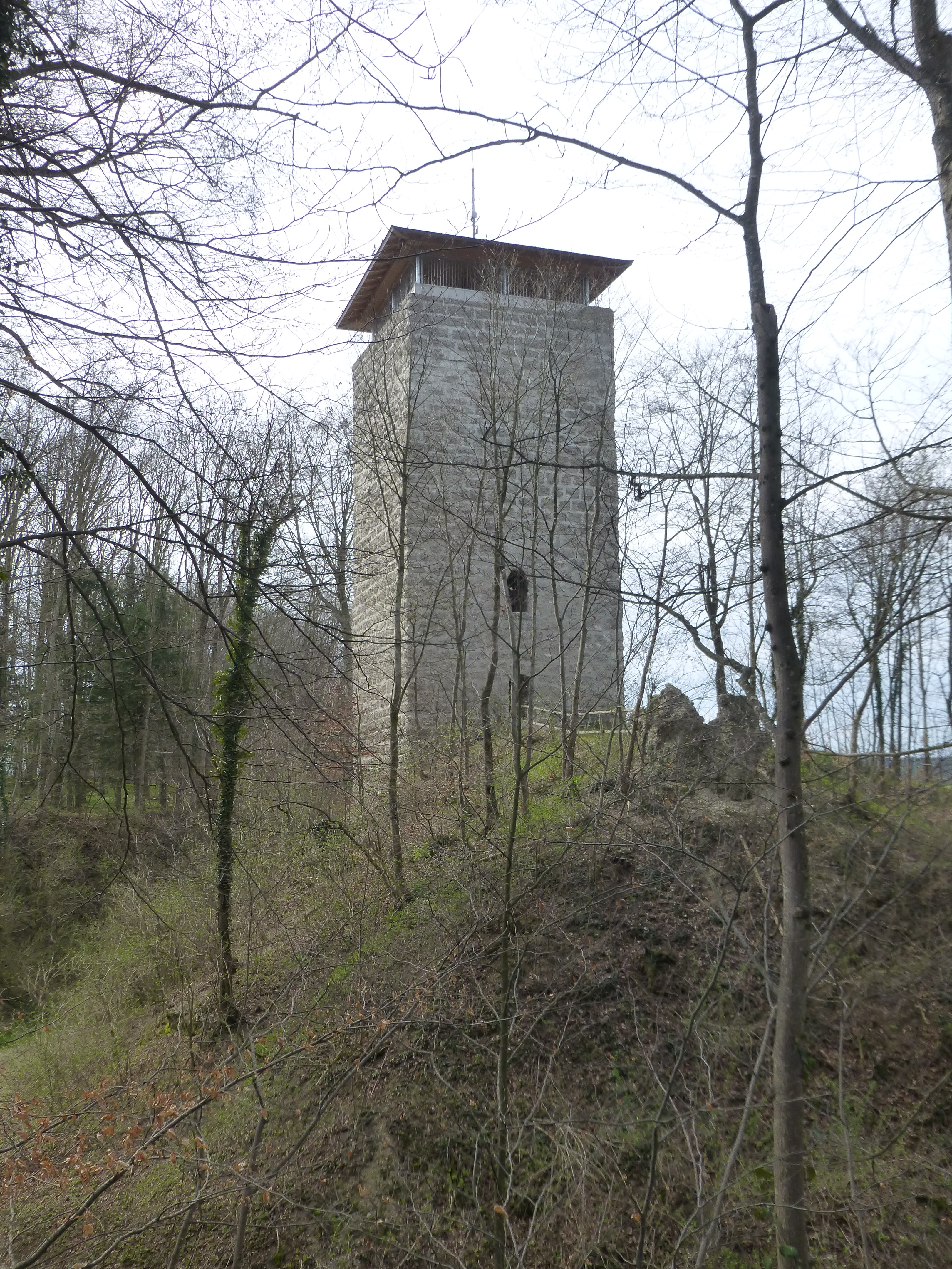 Bergfried der Burgruine Helmishofen; Ansicht der Nordseite mit neuem Dach