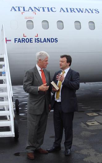 Former US President Bill Clinton and former Atlantic Airways President Magni Arge at Vágar Airport, before flying to Copenhagen