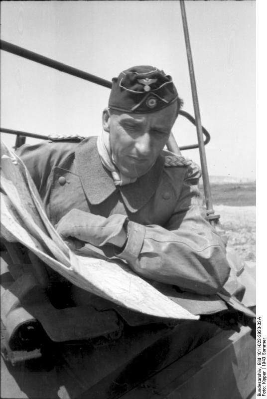 https://upload.wikimedia.org/wikipedia/commons/8/86/Bundesarchiv_Bild_101I-022-2923-33A%2C_Russland%2C_Generalmajor_v._H%C3%BCnersdorff.jpg