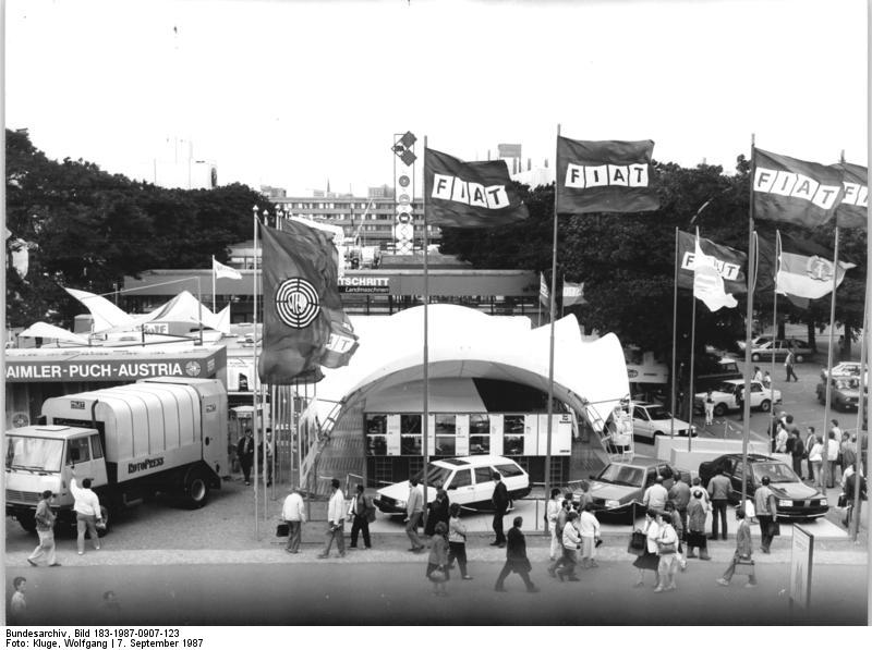 File:Bundesarchiv Bild 183-1987-0907-123, Leipzig, Herbstmesse, Personenkraftwagen.jpg