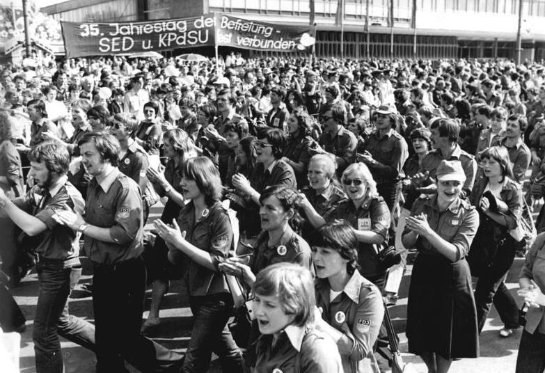 File:Bundesarchiv Bild 183-W0321-0110, Karl-Marx-Stadt, FDJ-Demonstration.jpg