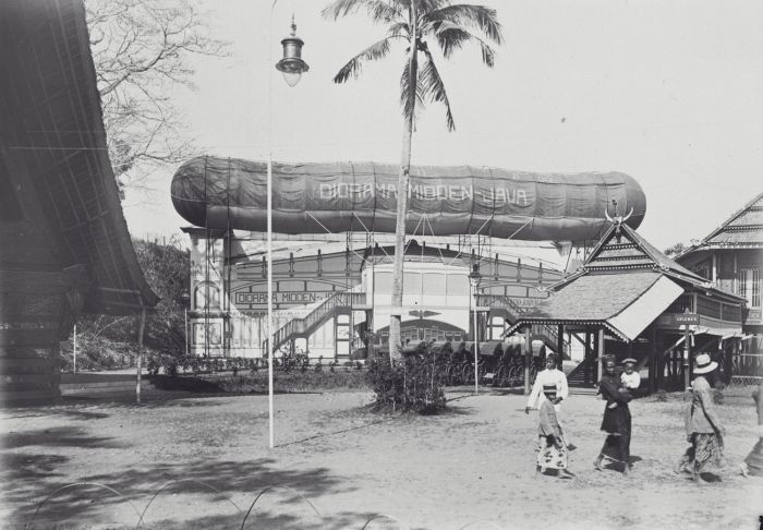 File:COLLECTIE TROPENMUSEUM Het paviljoen Diorama Midden-Java op de Koloniale Tentoonstelling in Semarang TMnr 60039526.jpg