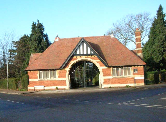 File:Cemetery Gates - geograph.org.uk - 90871.jpg