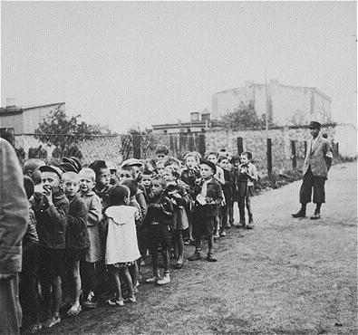 File:Children rounded up for deportation.JPG