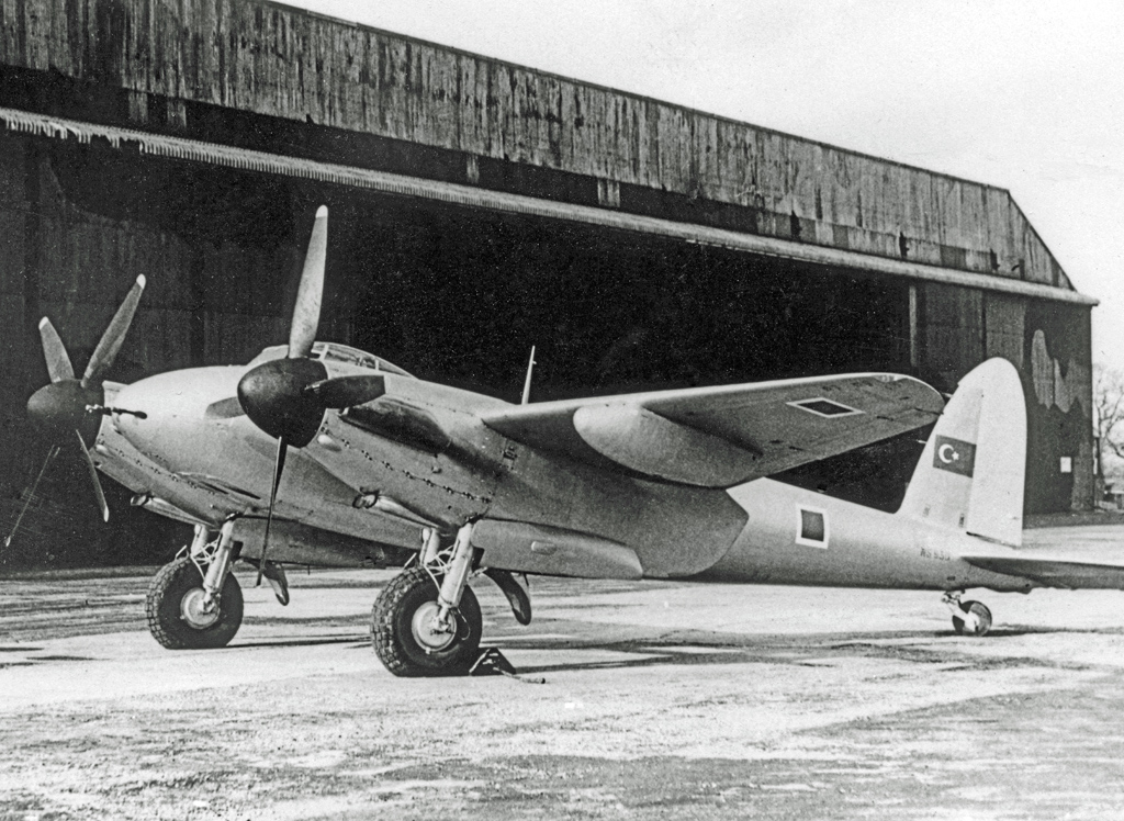 DH.98_Mosquito_FB.6_NS930_Turkey_RWY_04.