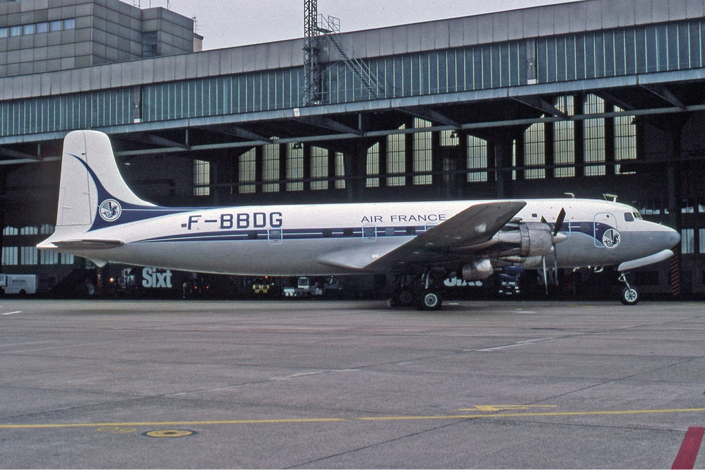 https://upload.wikimedia.org/wikipedia/commons/8/86/Douglas_DC-6A%2C_G-SIXC_Air_France_F-BBDG%2C_Air_Atlantique.jpg