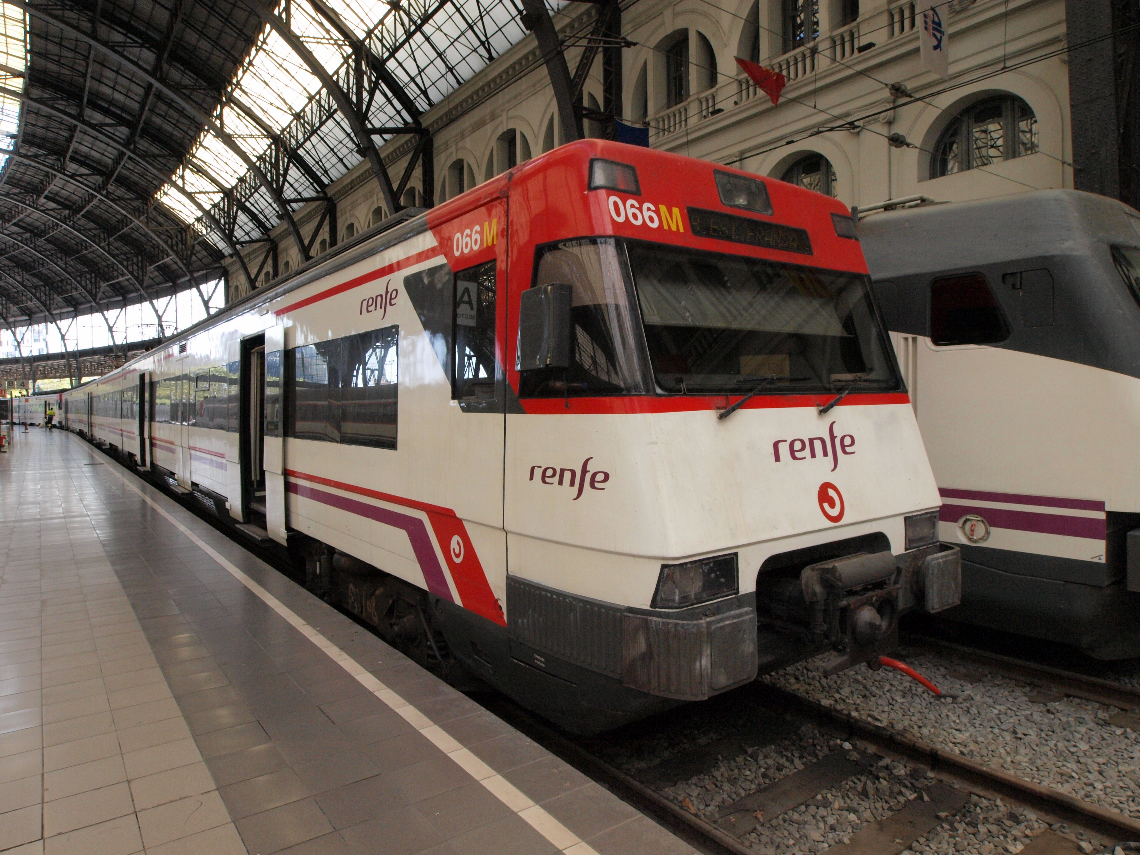 Barcelona train. Поезд Ренфе Испания. Испанские поезда Renfe. Испания электрички Ренфе. Поезда Renfe в Испании.