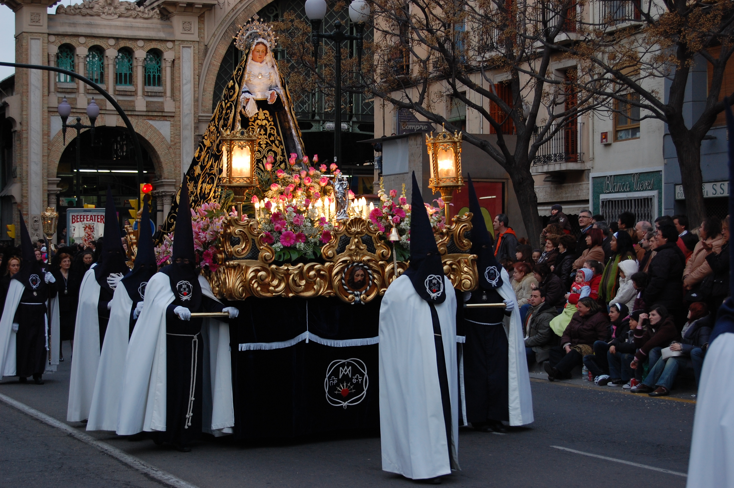 Santa en. Семана Санта в Испании. Семана Санта в Испании костюмы. Семана Санта Малага. Semana Santa — страстная неделя в Испании.