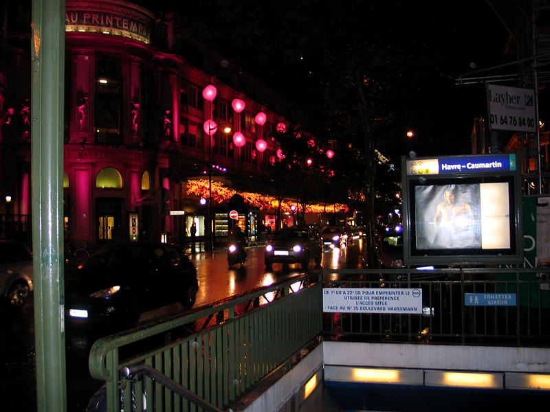 File:Havre caumartin grands magasins nuit.jpg