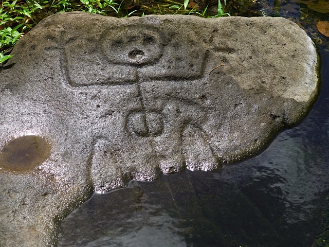 Fichier:Hiéroglyphe, Roches gravées, Trois-Rivières, Guadeloupe.jpg