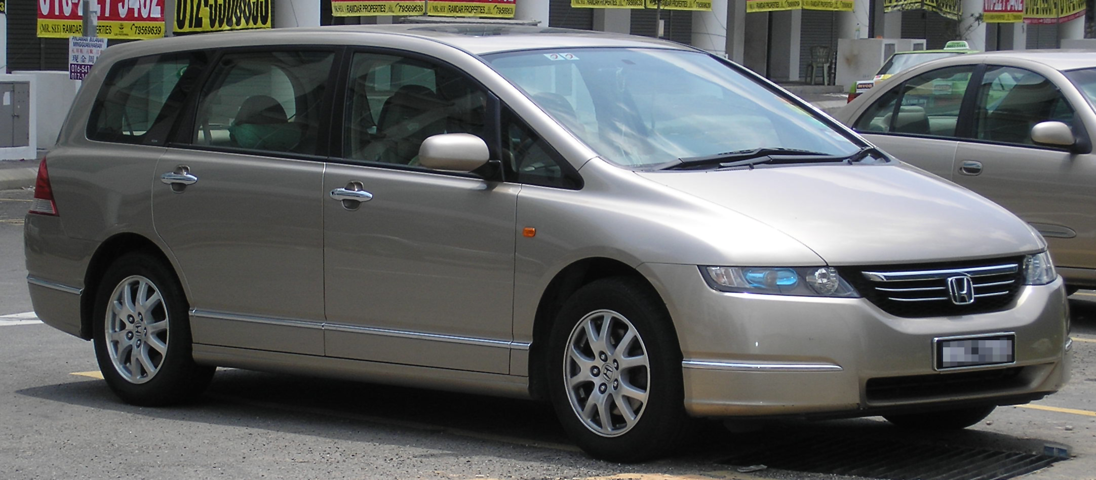 Honda Odyssey (third generation) (front), Serdang.jpg