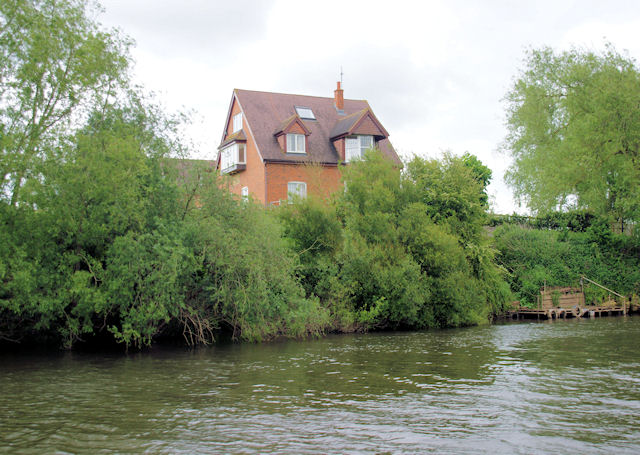 File:House by the Severn - geograph.org.uk - 1349339.jpg