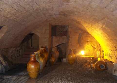 File:Hypogeum De Beaumont Bonelli Bellacicco amphitheatre amphore hall.jpg