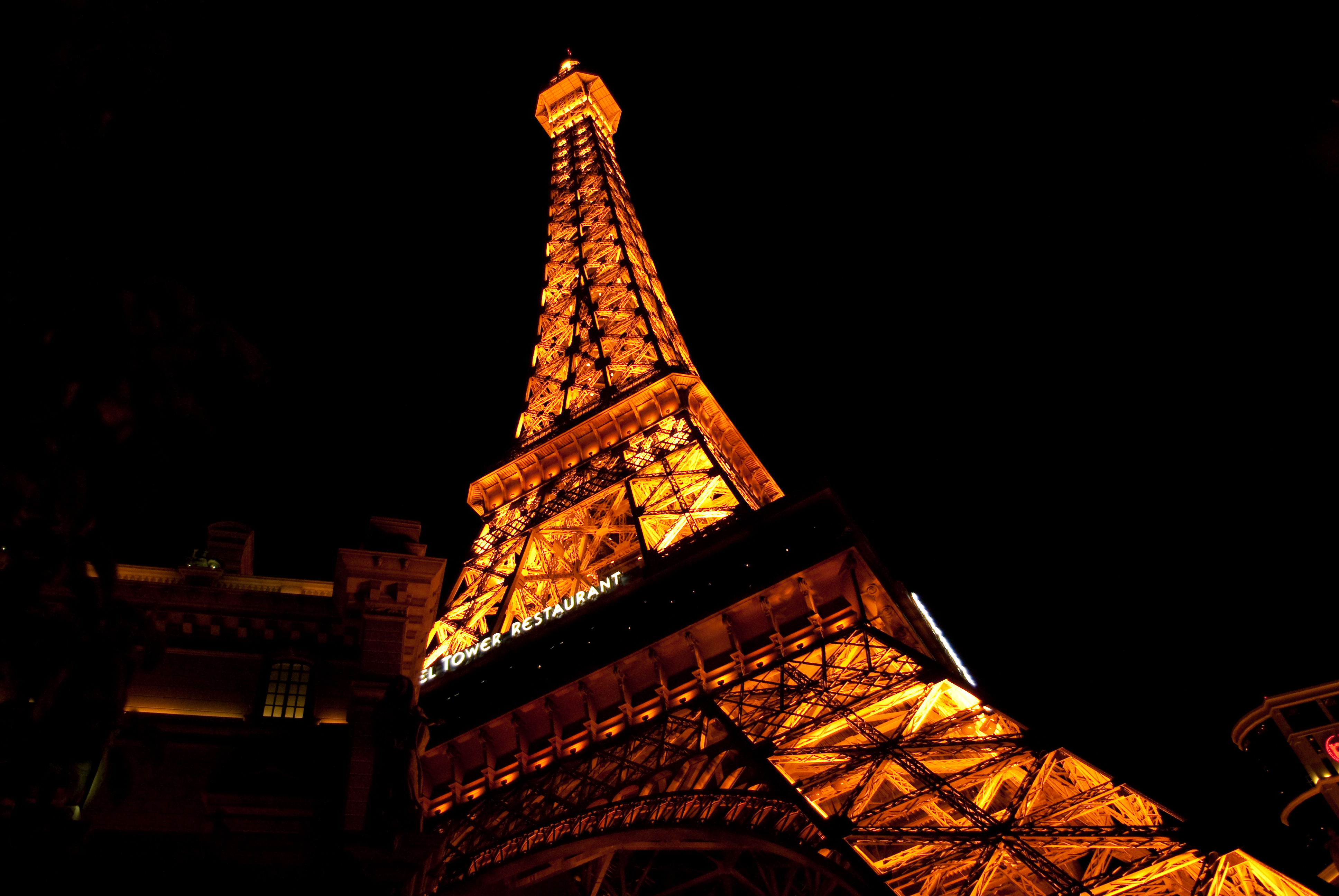 File:Eiffel Tower in Las Vegas (Paris) at night.jpg - Wikimedia Commons