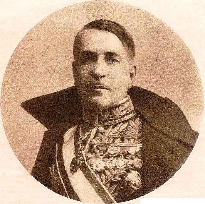 Emilio Rodríguez Mendoza con indumentaria diplomática. ([[Ca.]] 1928)