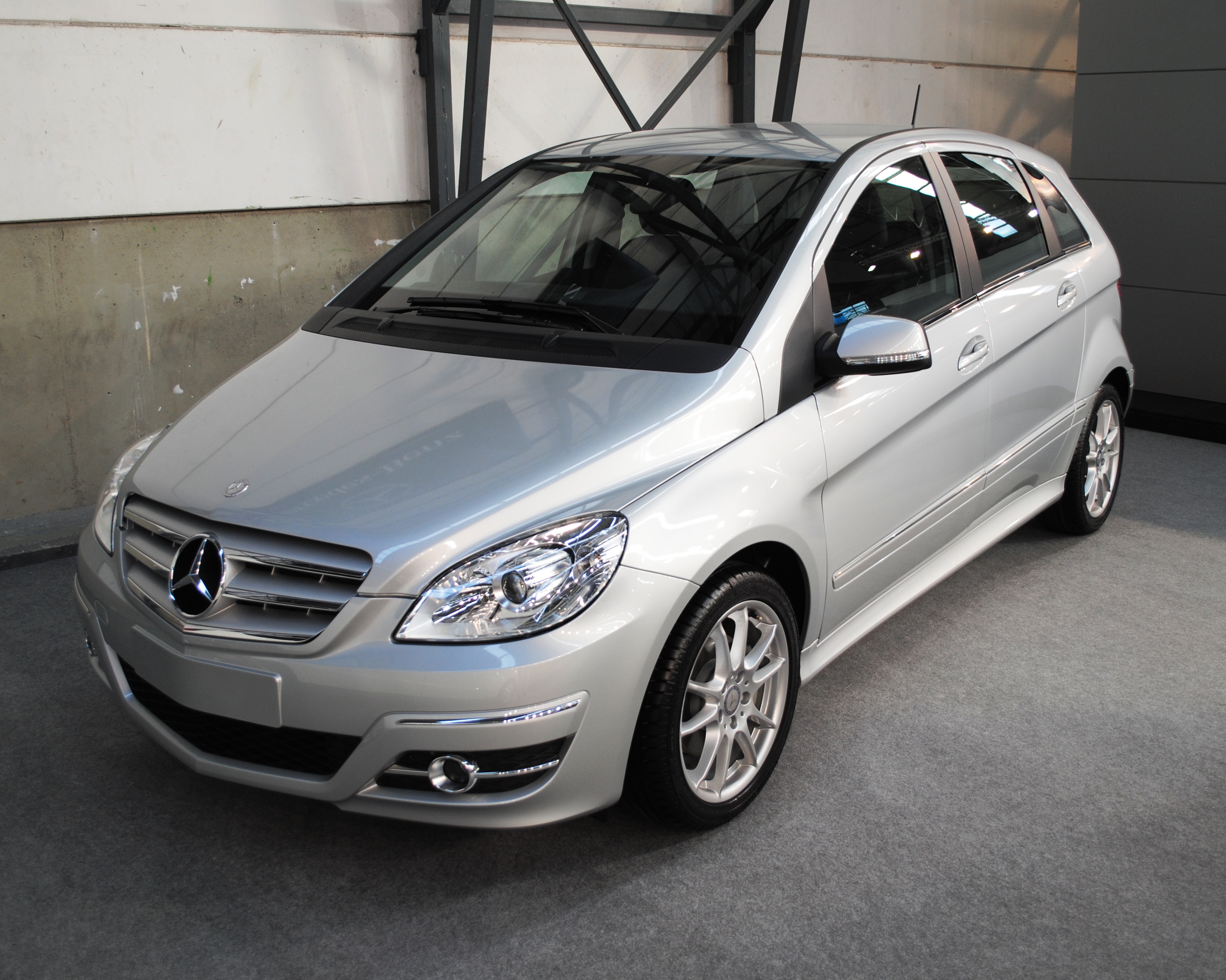 File:Mercedes B180 CDI, 2012, IFEVI.JPG - Wikimedia Commons