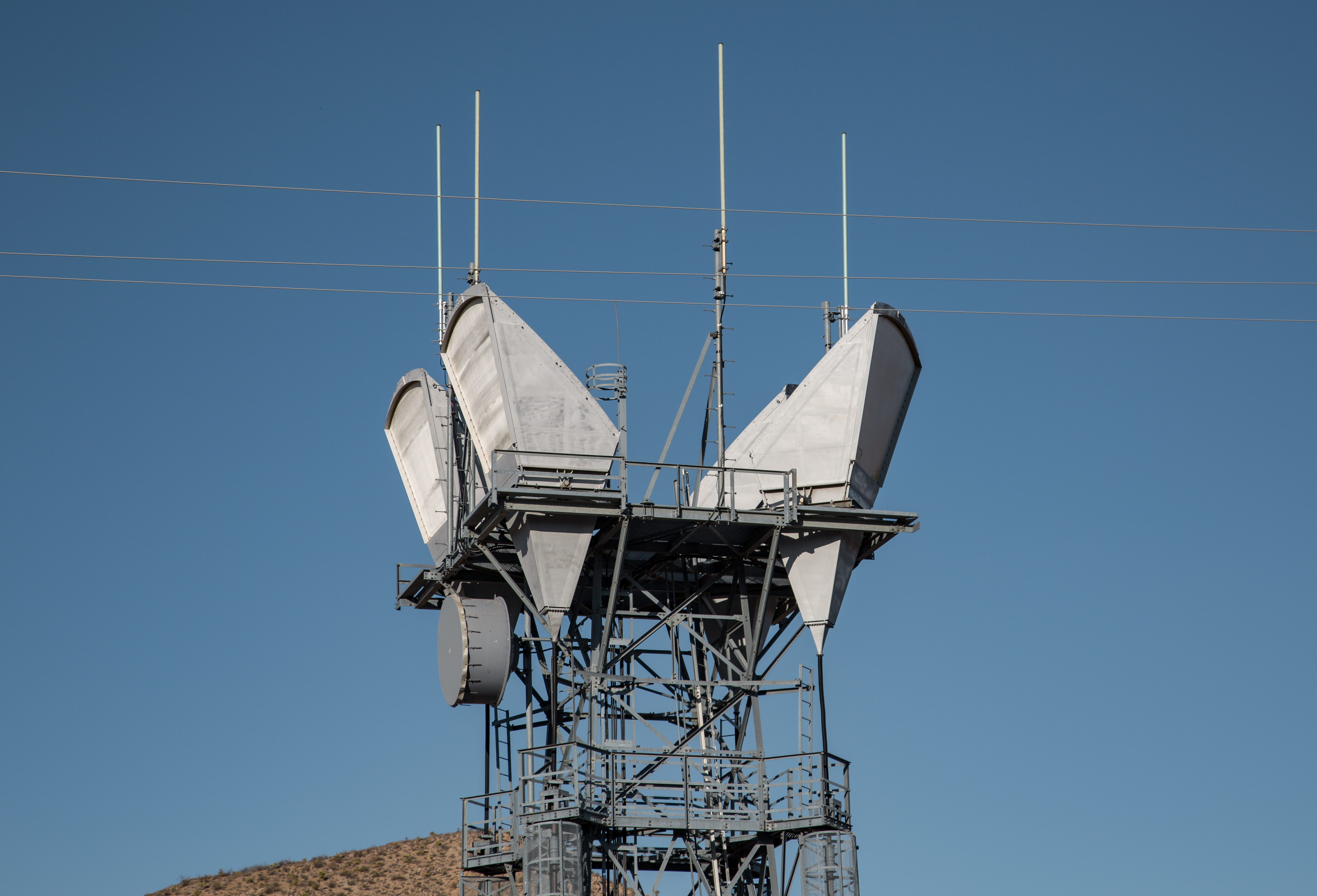 What is a microwave dish? (Cell Tower Builds & Wireless Technology