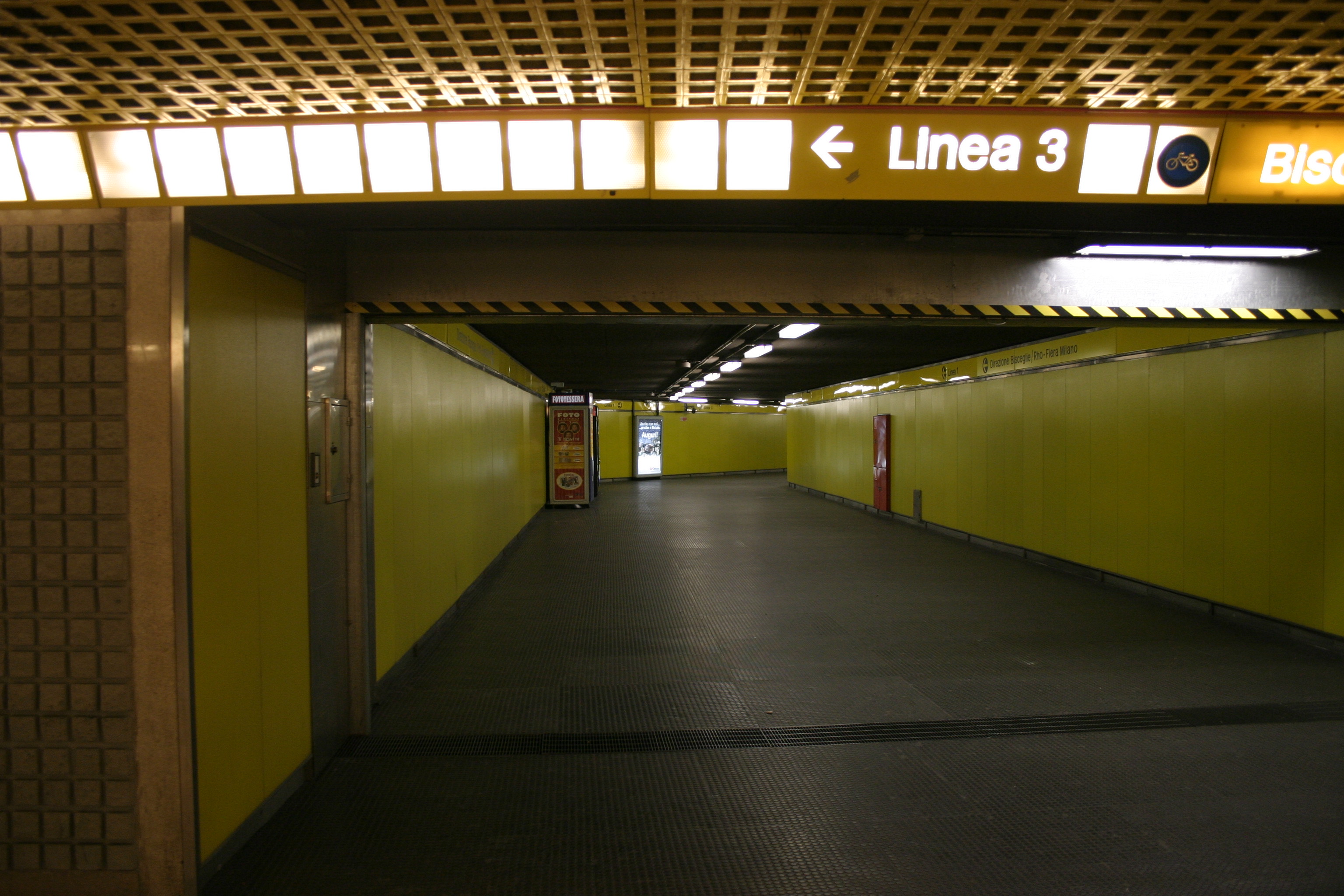 File:Milano - Metropolitana Duomo - Linea gialla - Foto Giovanni Dall'Orto  - 3-jan-2007  - Wikipedia