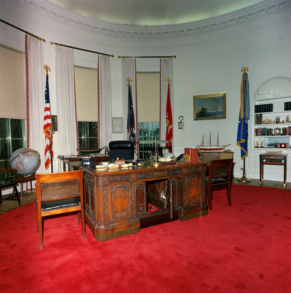 https://upload.wikimedia.org/wikipedia/commons/8/86/Redecorated_Oval_Office_with_President_Kennedy%27s_effects.jpg