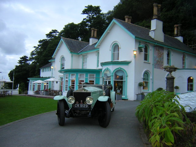 File:Rolls Royce Silver Ghost with Portmeirion Hotel in the background - geograph.org.uk - 525003.jpg