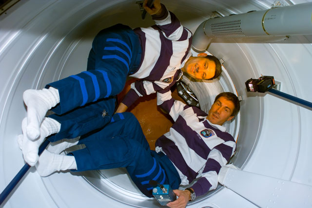 File:S88E5117 - STS-088 - Cabana and Krikalev prepare to open the hatch to the FGB-Zarya module - DPLA - 1acb6685bb013c0a62230d1270f7d7bb.jpg