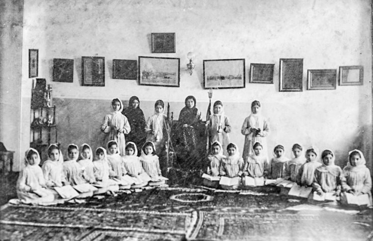 File:Sakina Akhundzade with pupils of Baku muslim girls school.jpg