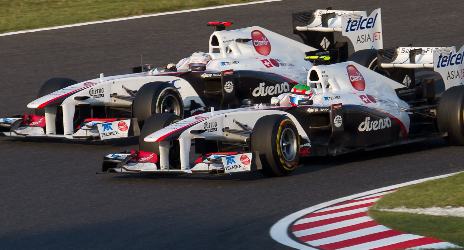 File Sergio Perez Overtaking Kamui Kobayashi 11 Japan Jpg Wikimedia Commons