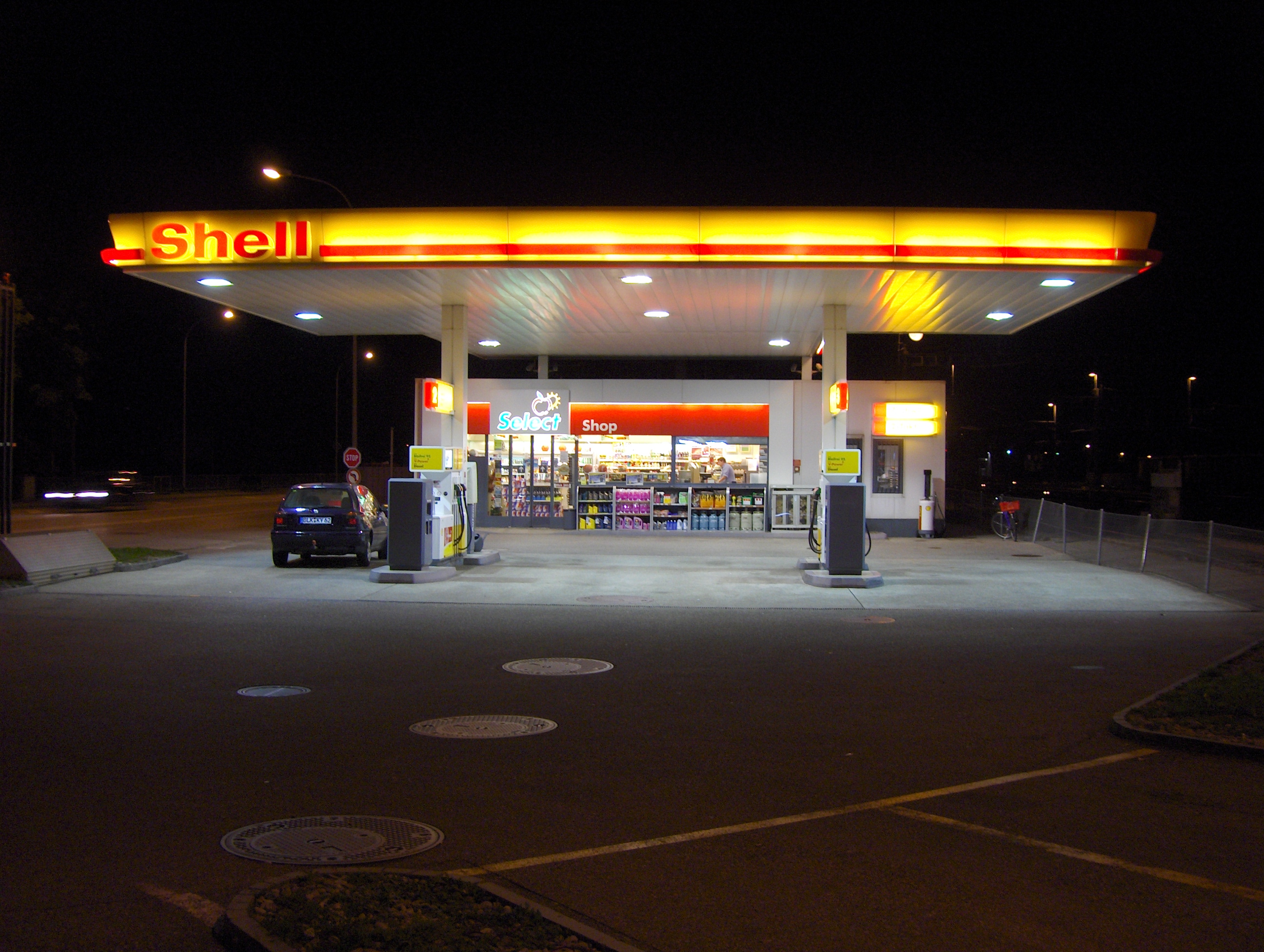 Лось на заправке. АЗС Шелл в Кемерово. Shell Gas Station 80s. Shell benzinlik. АЗС Шелл в Швеции.