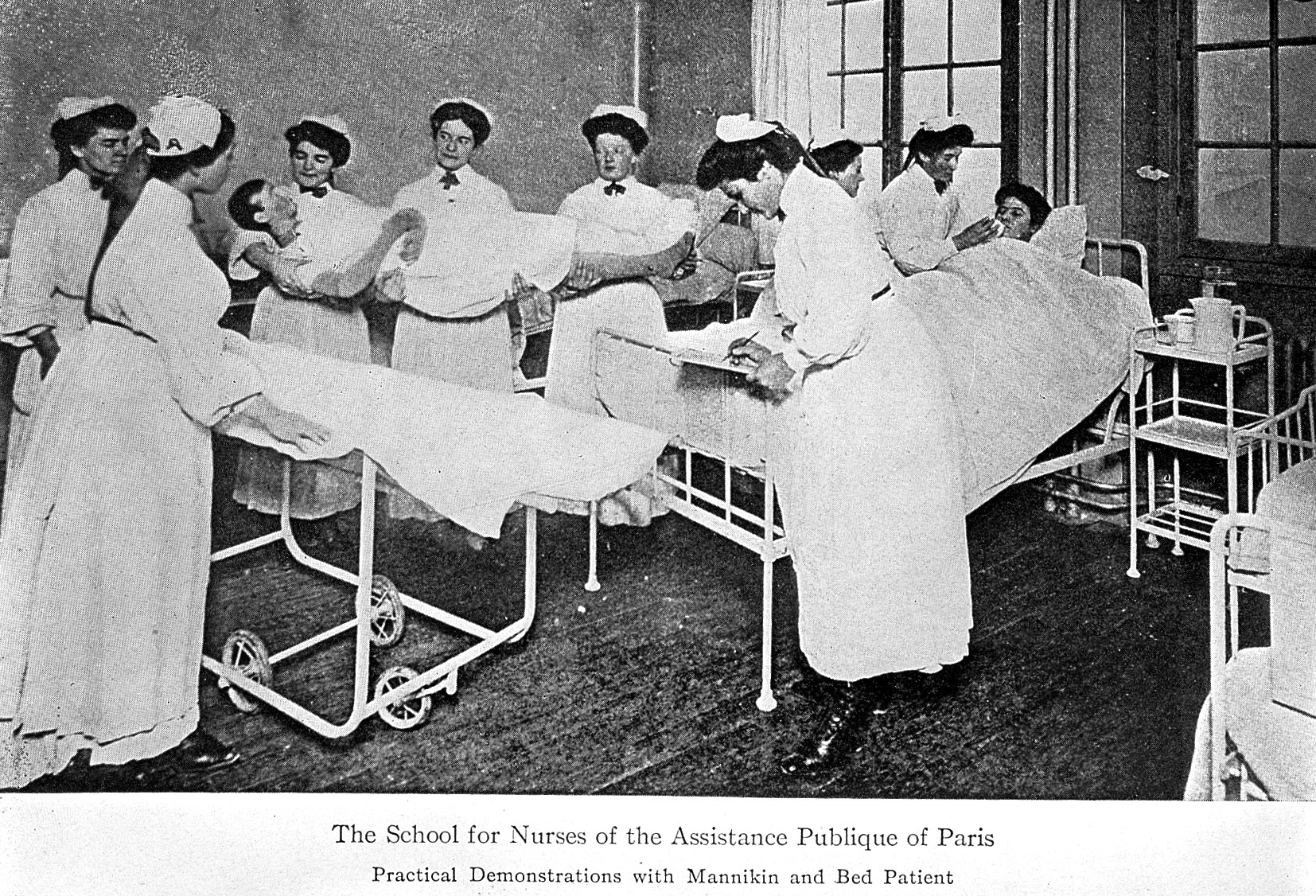 https://upload.wikimedia.org/wikipedia/commons/8/86/The_school_for_nurses%2C_Paris%3B_A_history_of_nursing%2C_1912_Wellcome_L0001677.jpg
